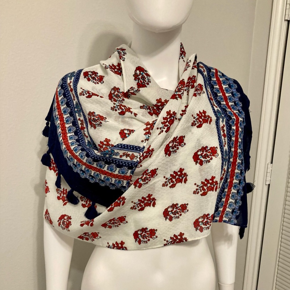 New Talbots An elegant women's scarf with tassels. In a gift box. - Picture 5 of 8